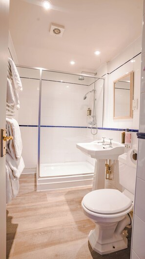 Shower, designer toiletries, hair dryer, towels - The Bunk Inn (Thatcham)