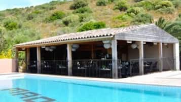 2 outdoor pools, pool loungers