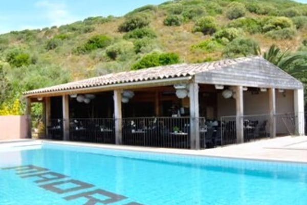 2 piscinas externas, espreguiçadeiras