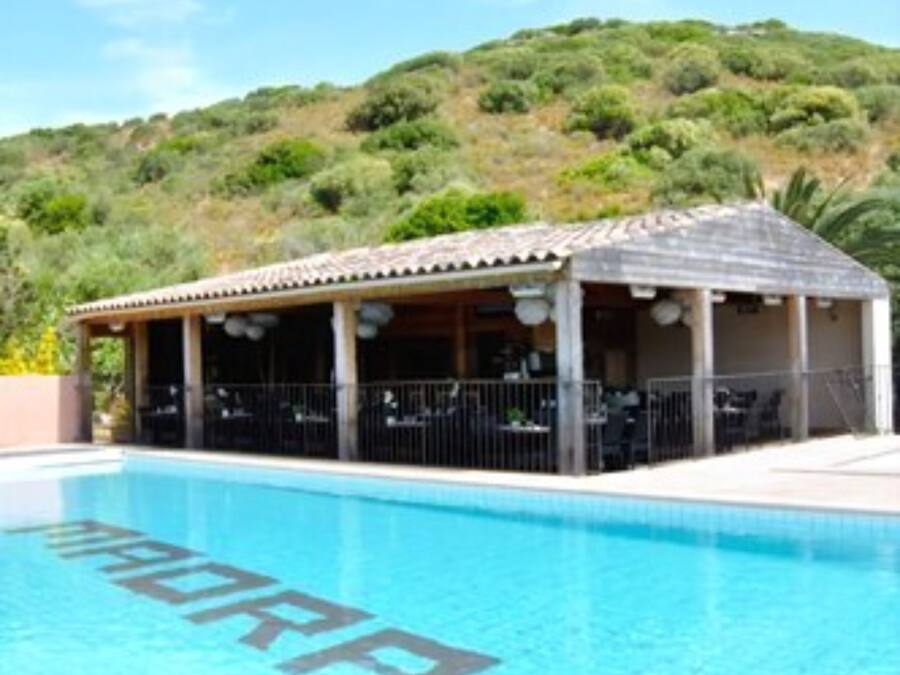 2 piscines extérieures, chaises longues