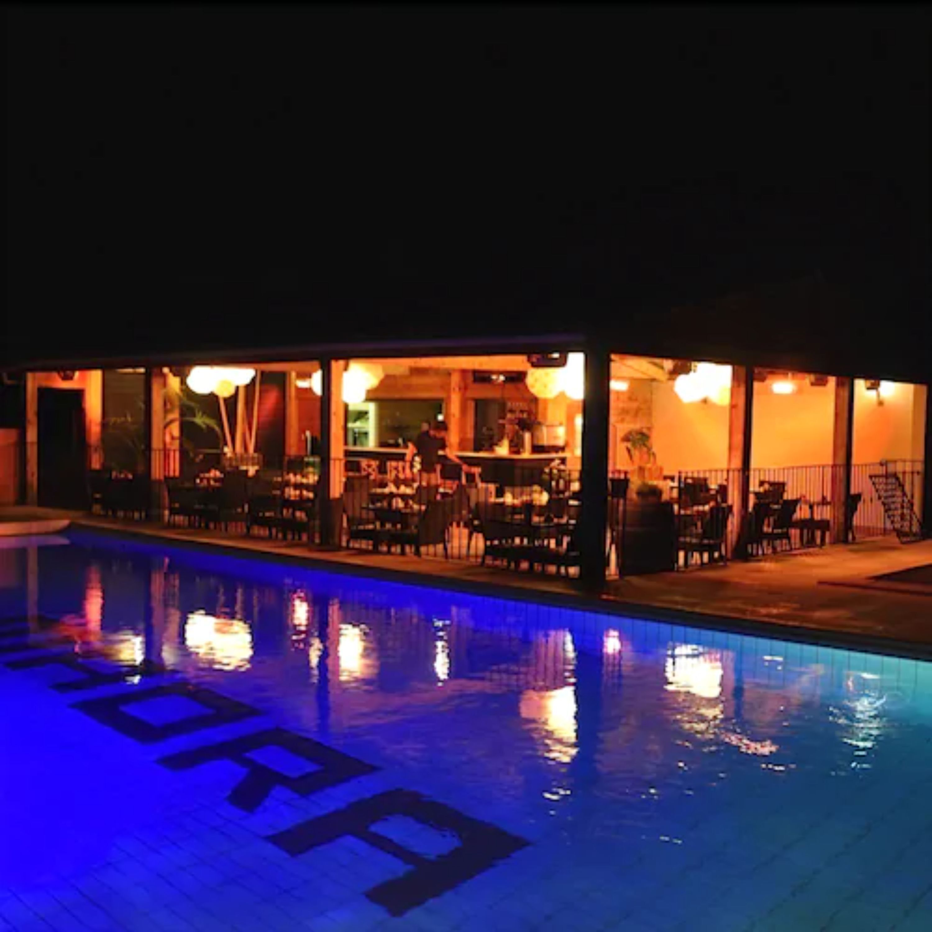 2 outdoor pools, pool loungers