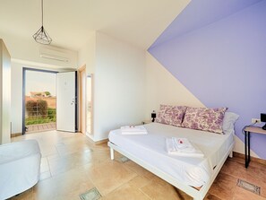 Habitación doble superior, vistas al mar | Ropa de cama de alta calidad, escritorio, sistema de insonorización