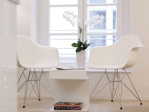 Apartamento superluxo, 2 quartos, cozinha, vista para a cidade | Área de estar | TV de tela plana