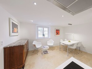 Apartament de luxe, 2 dormitoris, cuina, vistes a la ciutat | Sala d'estar | Televisor de pantalla plana