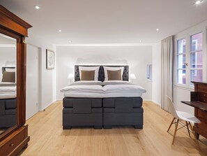Luxury Apartment, 2 Bedrooms, Kitchen, City View | 2 bedrooms, premium bedding, down duvets, in-room safe - Domresidenz Regensburg (Regensburg)