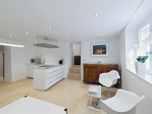 Apartamento superluxo, 2 quartos, cozinha, vista para a cidade | Área de estar | TV de tela plana