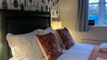 Comfort Double Room, 1 King Bed | Premium bedding, individually decorated, individually furnished, desk