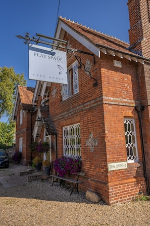 Front of property - The Peat Spade Inn (Stockbridge)