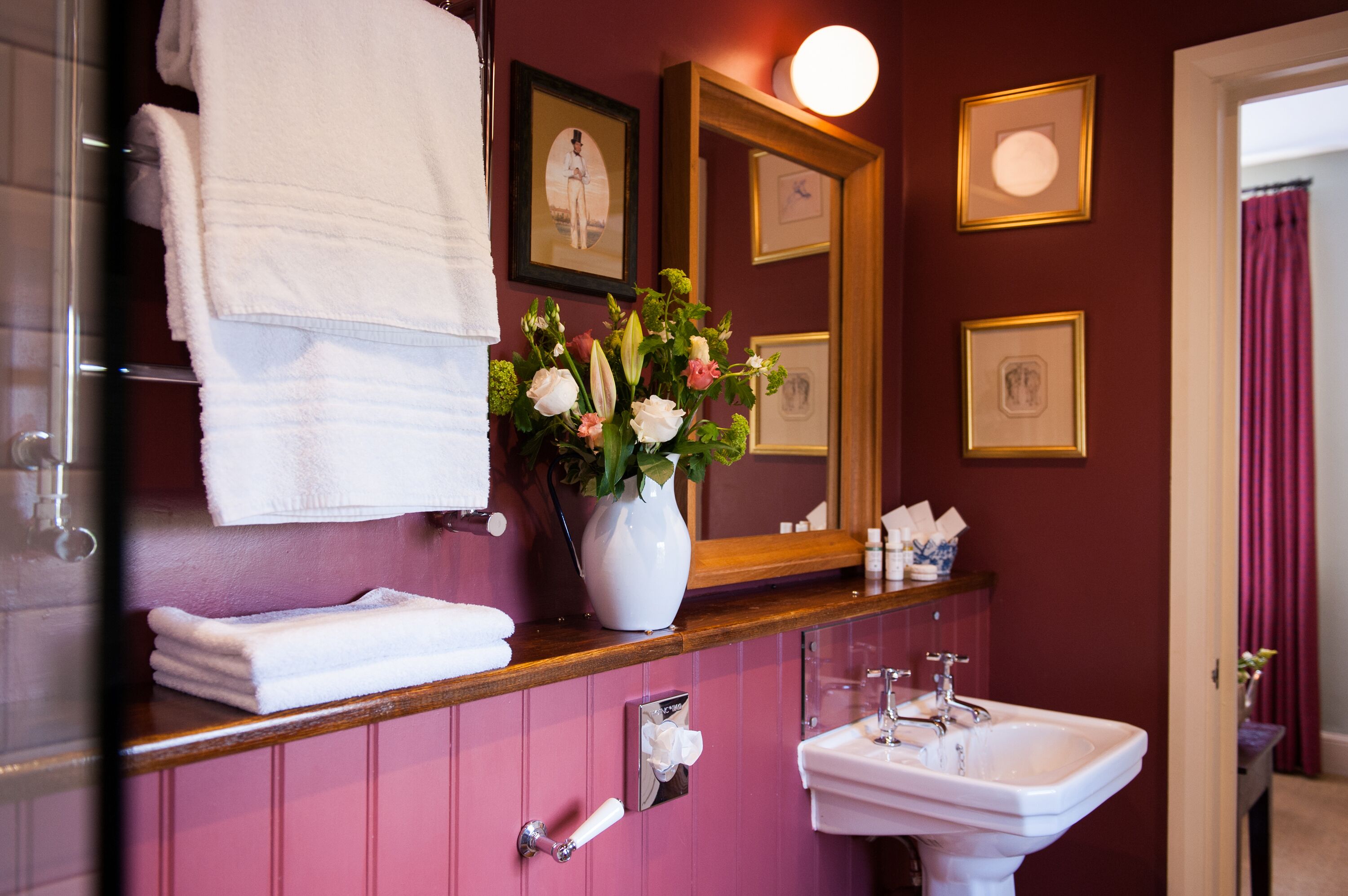 Une salle de bain équipée d’un lavabo, d’un miroir et d’un porte-serviettes.
