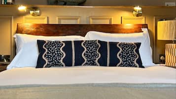 Kamar Double Superior, 1 Tempat Tidur King | Seprai premium dan didekorasi berbeda-beda