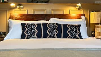 Superior Double Room, 1 King Bed | Premium bedding, individually decorated, individually furnished, desk