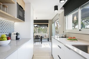 Refrigerador, microondas, placa de cocina, cafetera expreso