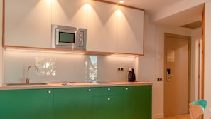 Geladeira, micro-ondas, cooktop, máquina de café expresso