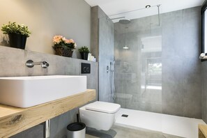 Bathtub, free toiletries, hair dryer, towels - Apartamentos Porta Coeli (Castelldefels)