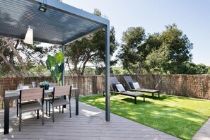 Outdoor dining - Apartamentos Porta Coeli  (Castelldefels)