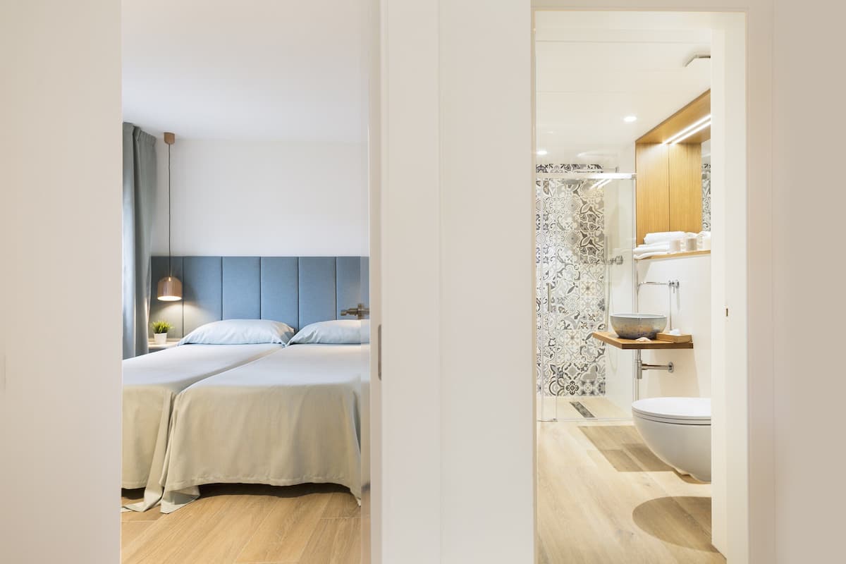 1 slaapkamer, een kluis op de kamer, verduisterende gordijnen