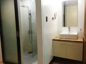 Bathroom shower - Twin Tides Panglao (Panglao)