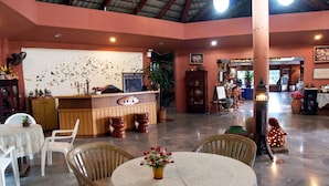 Lobby sitting area - Khao Yai Wanalee Hotel & Resort (Pak Chong)
