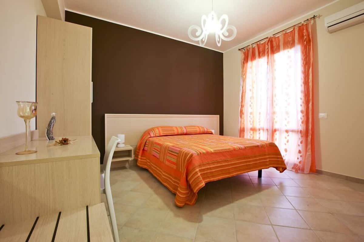 Frette Italian sheets, desk, free cots/infant beds, free WiFi