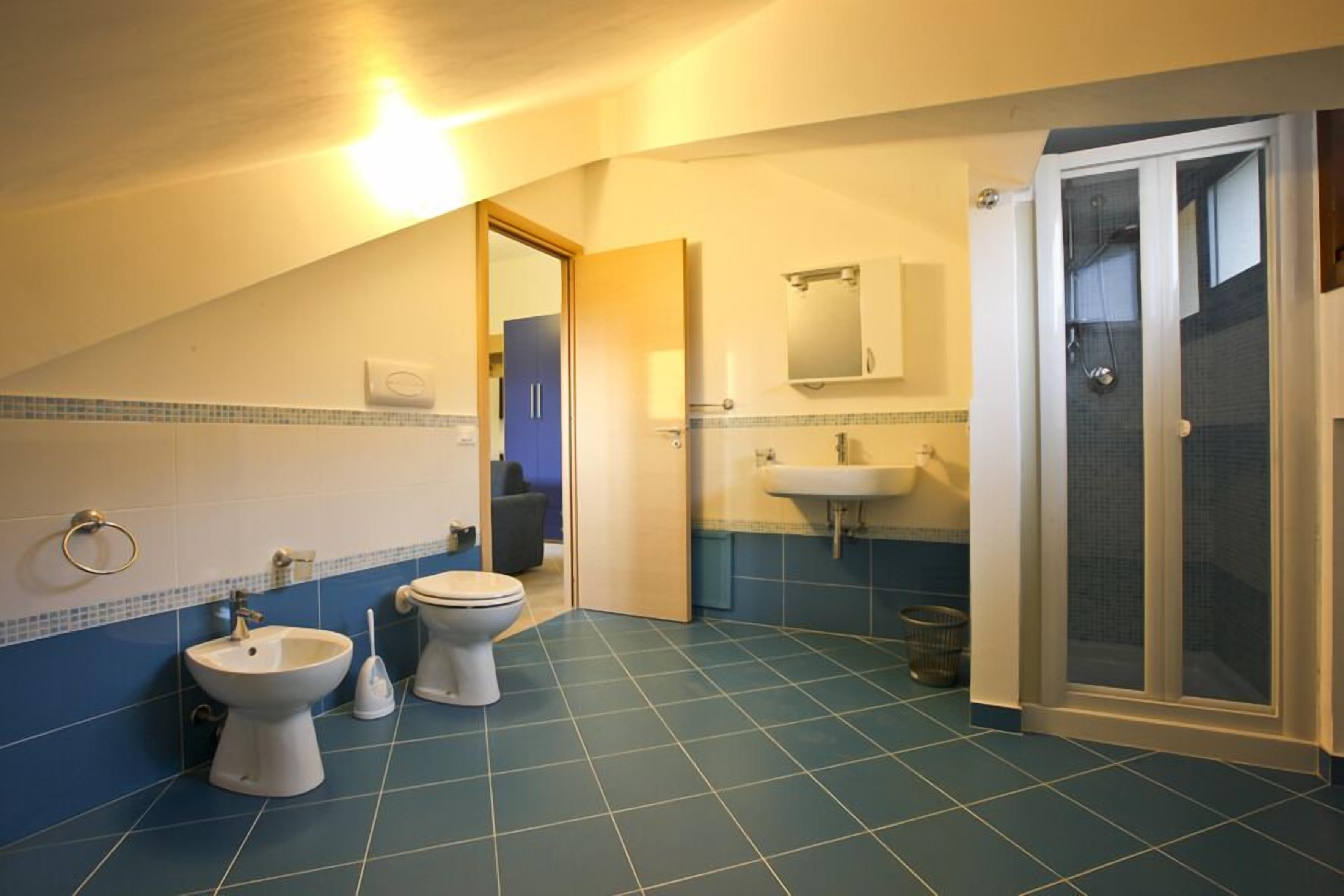 Dusche, kostenlose Toilettenartikel, Haartrockner, Bidet