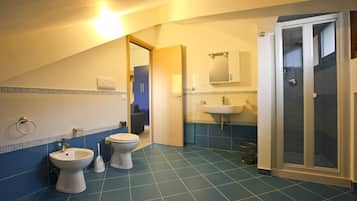 Dusche, kostenlose Toilettenartikel, Haartrockner, Bidet