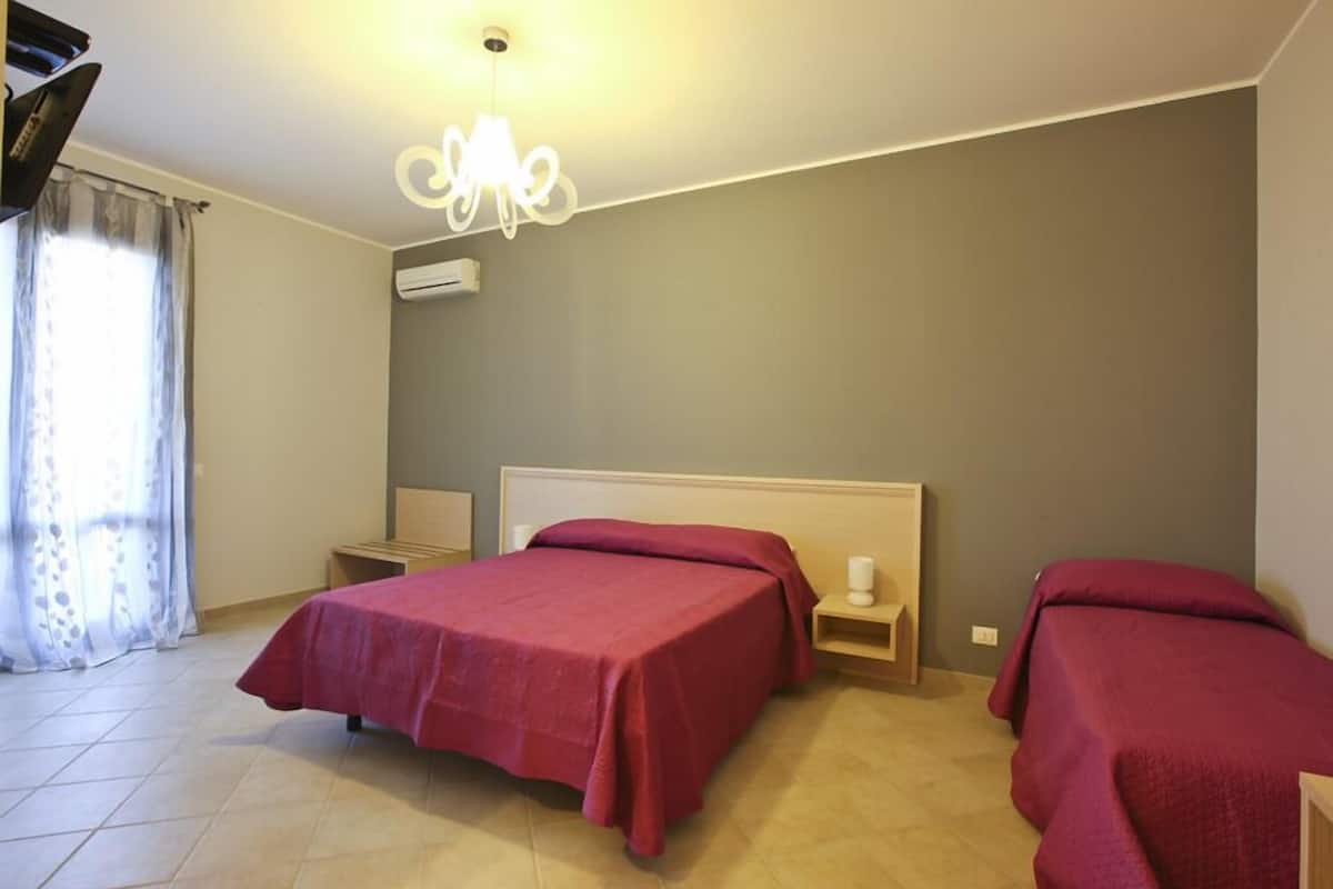 Frette Italian sheets, desk, free cots/infant beds, free WiFi
