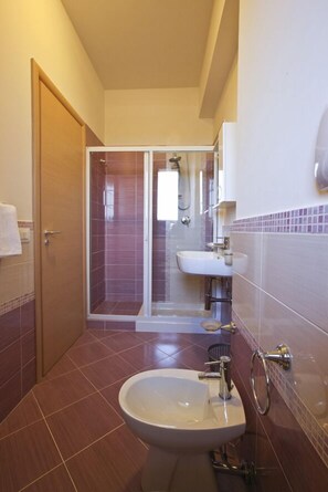 Chambre triple | Salle de bain | Douche, articles de toilette (gratuits), séchoir à cheveux, bidet