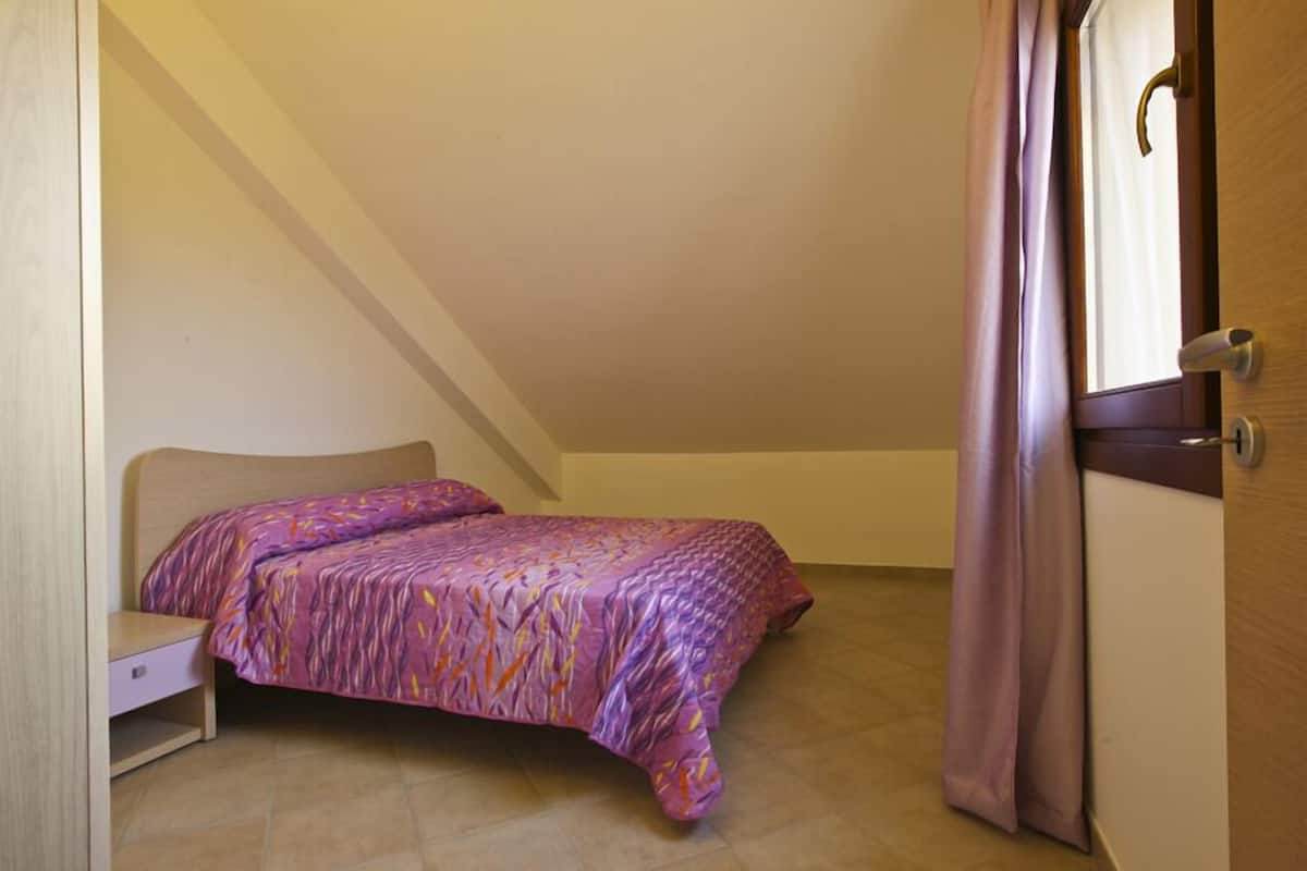 Frette Italian sheets, desk, free cots/infant beds, free WiFi