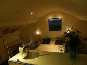 Minibar, caja fuerte, mobiliario individual y escritorio