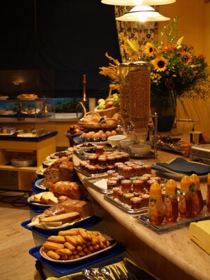 A buffet setup with various food items and condiments. - Les Reflets Jaunes (Givet)