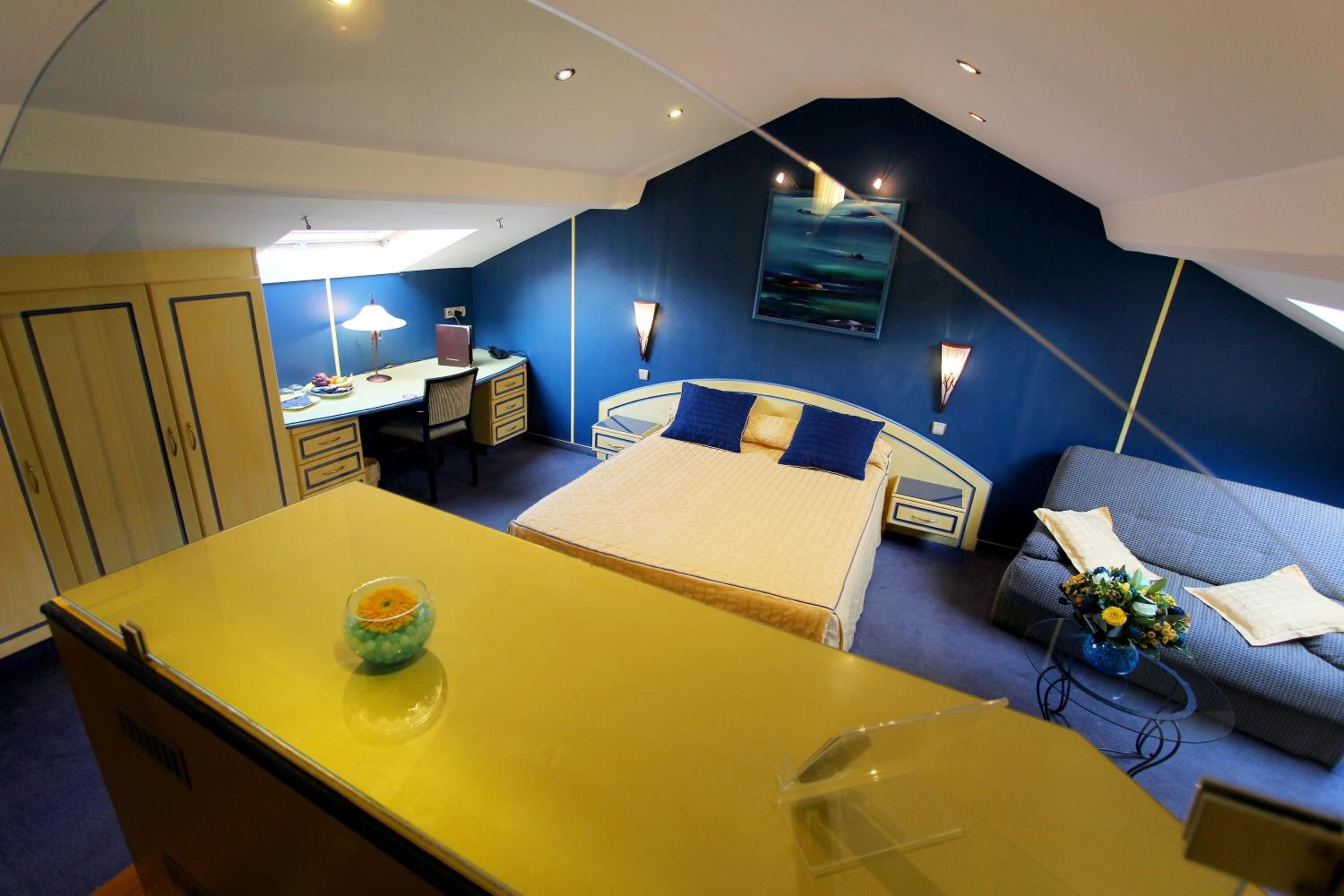 minibar, in-room safe, individually furnished, desk