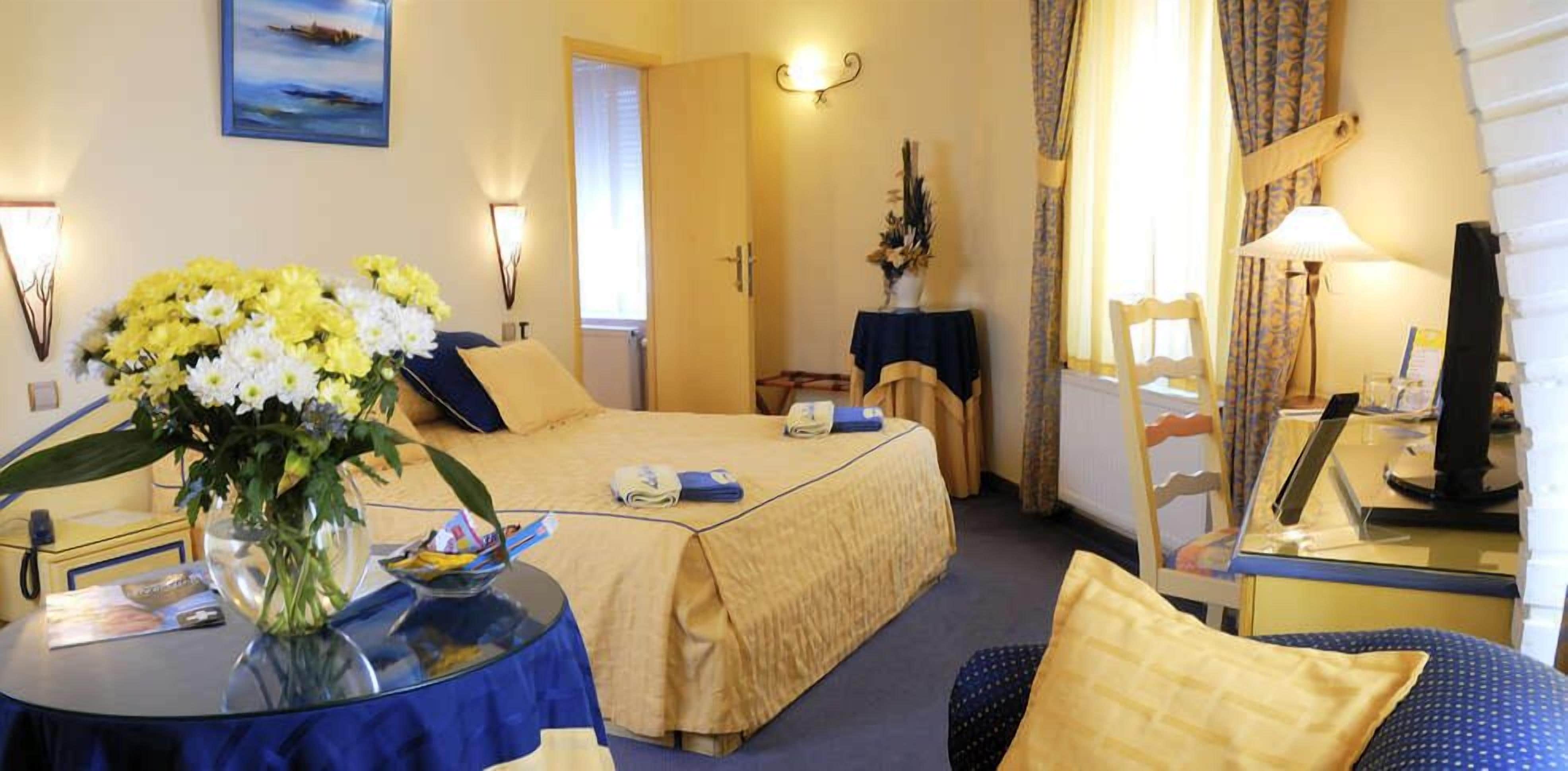 Minibar, brankas, dan dilengkapi dengan perabotan berbeda-beda