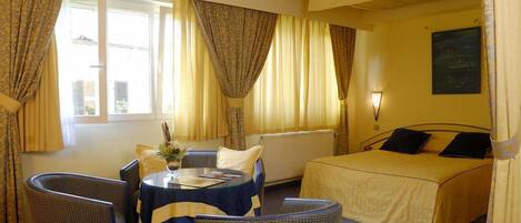 Een minibar, een kluis op de kamer, individueel gemeubileerd, een bureau