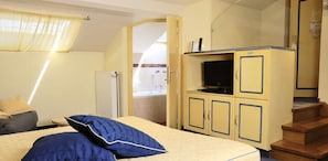 Minibar, in-room safe, individually furnished, desk - Les Reflets Jaunes (Givet)