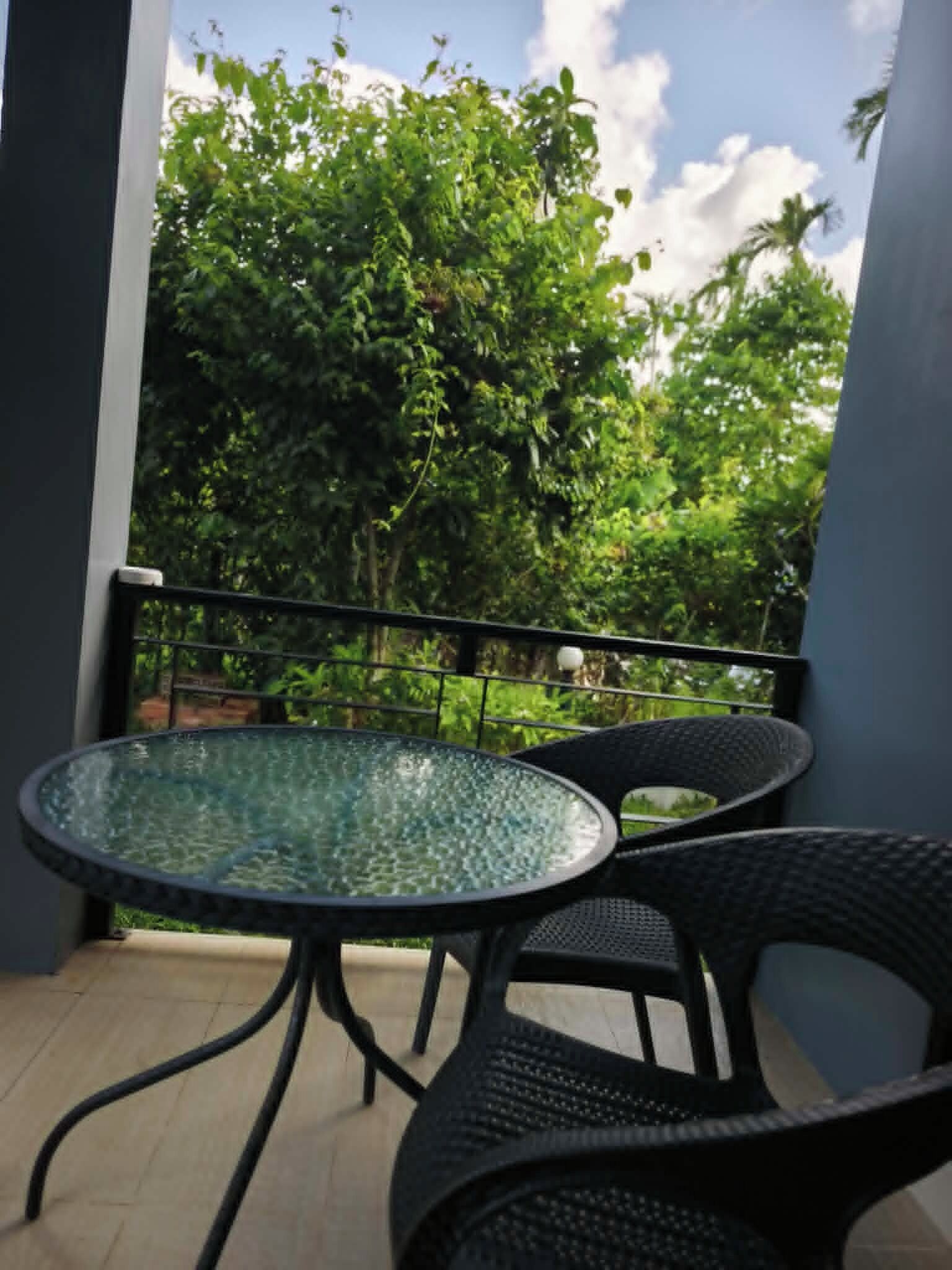Suite, balkon | Area keluarga | Televisi LCD 32-inci dengan saluran TV kabel dan TV