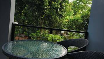 Suite, balkon | Area keluarga | Televisi LCD 32-inci dengan saluran TV kabel dan TV