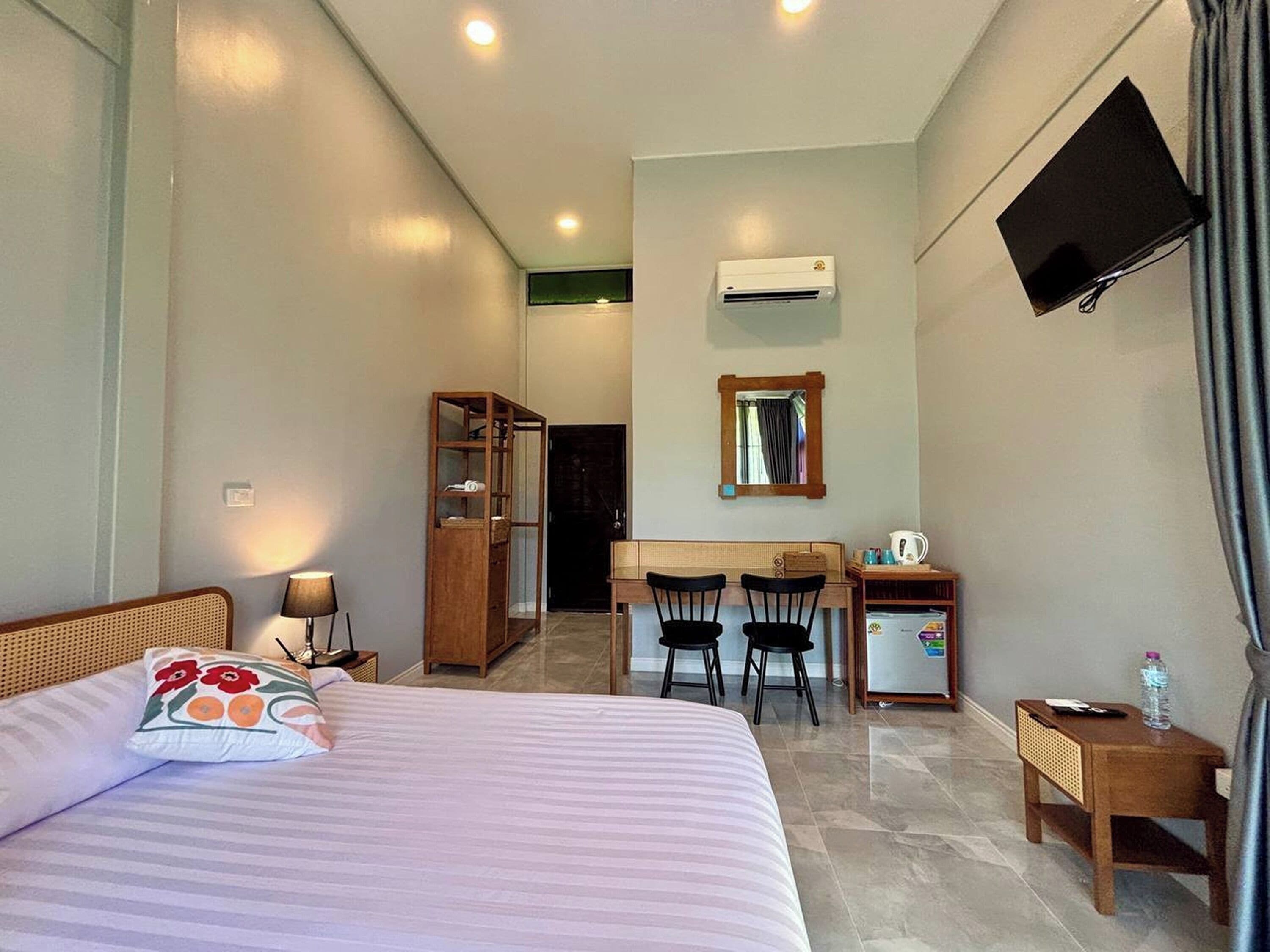 suite | 1 bedroom, minibar, in-room safe, desk