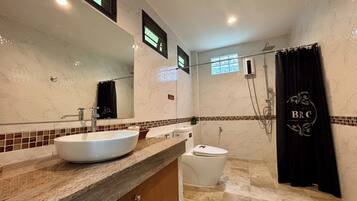 Deluxe-Zimmer | Badezimmer | Dusche, kostenlose Toilettenartikel, Haartrockner, Hausschuhe