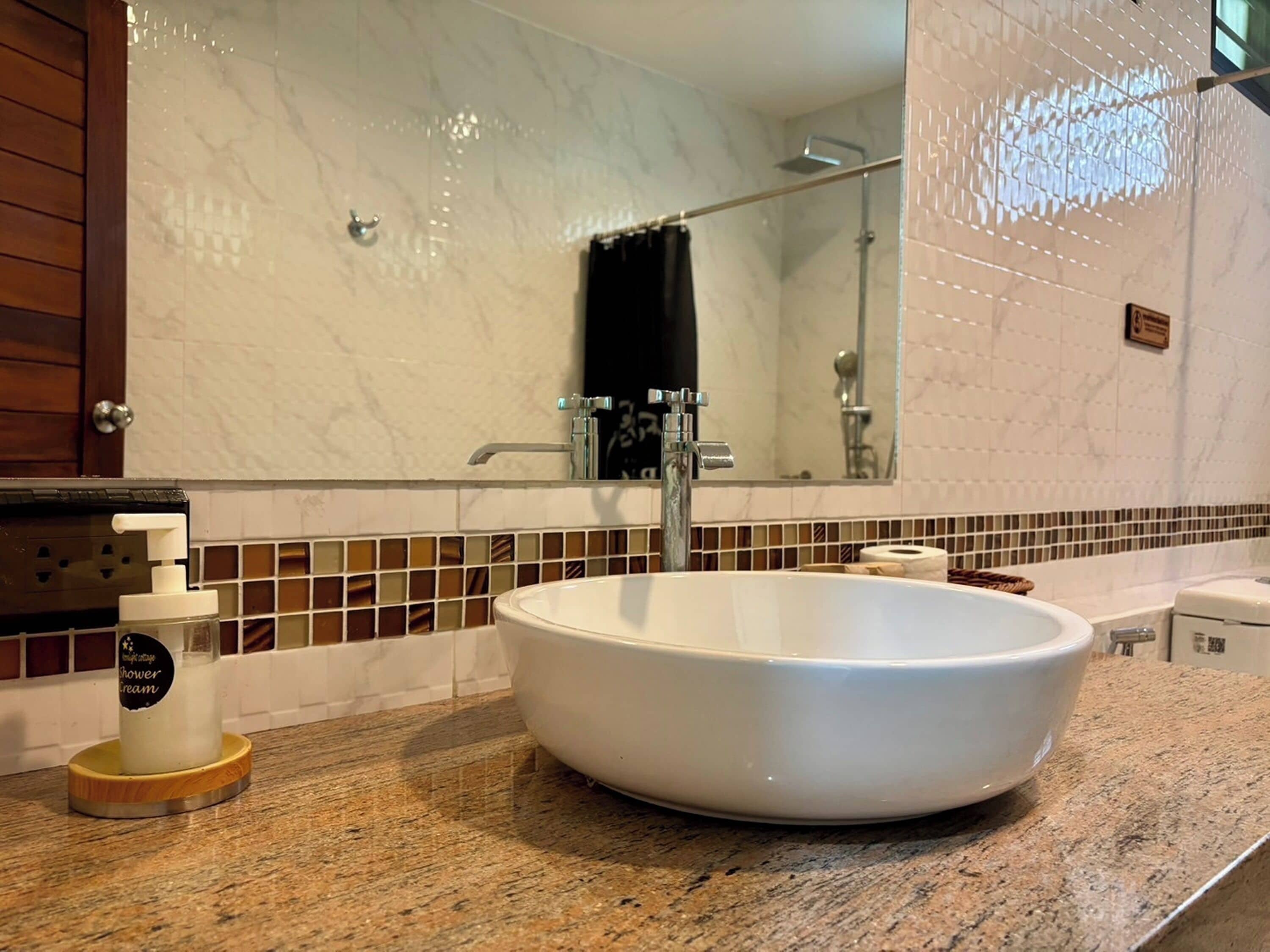 deluxe room | bathroom | shower, free toiletries, hair dryer, slippers