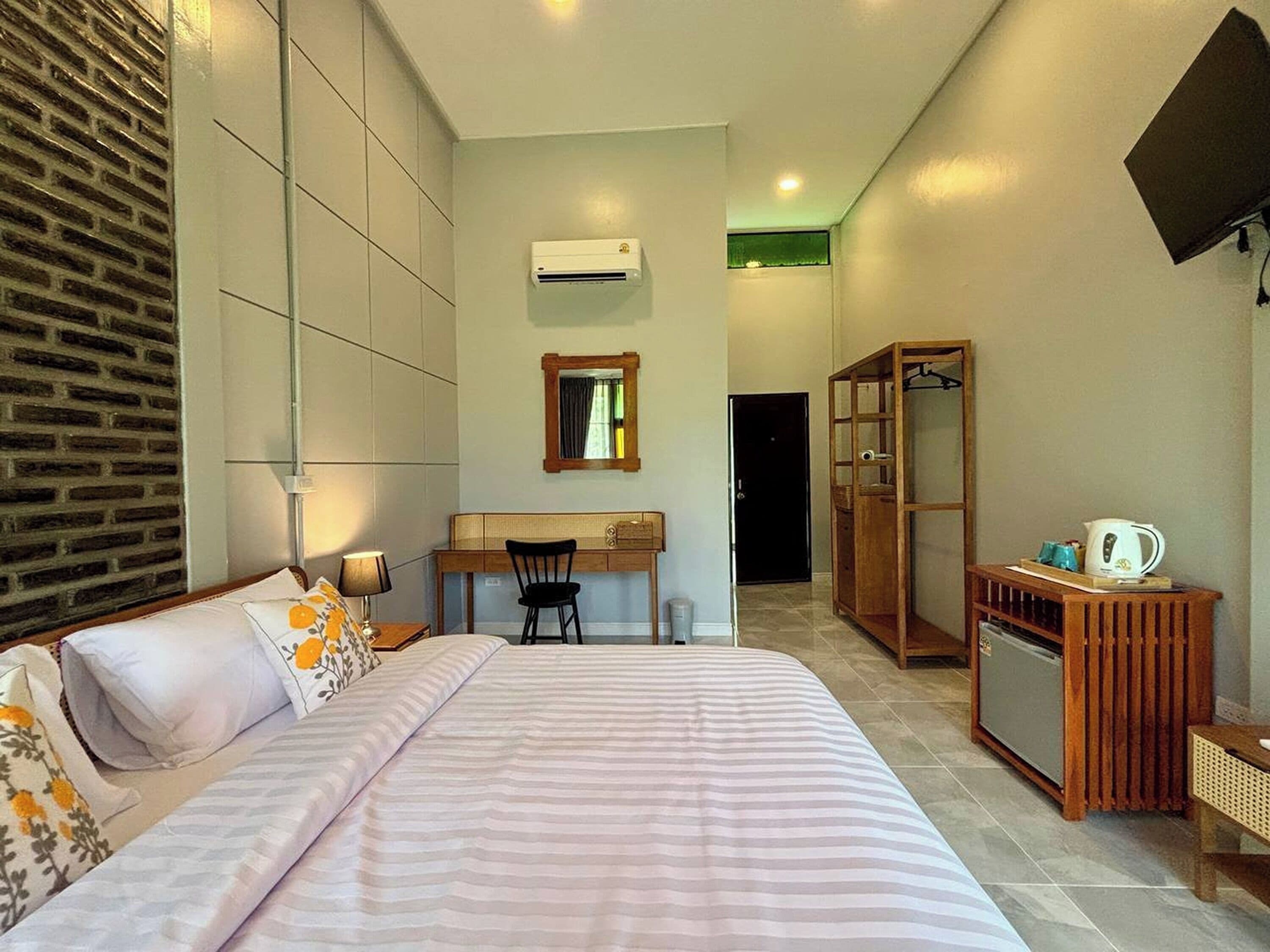 suite | 1 bedroom, minibar, in-room safe, desk