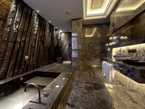Baignoire et douche séparées, baignoire relaxante profonde