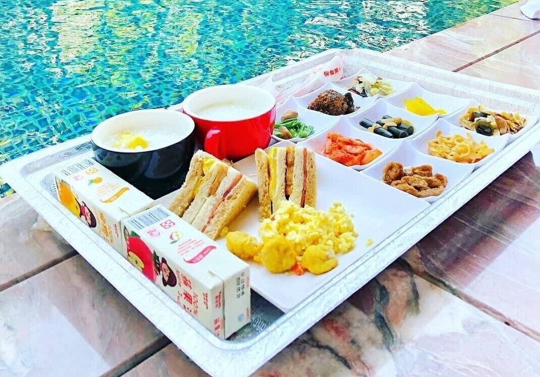 فطور من الأطباق المحلية مجانًا يوميًا