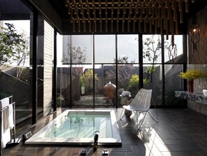 獨立浴缸和淋浴設備、全浸式浴缸、淋浴花灑、吹風機