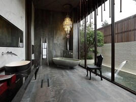 1 hálószoba, minibár ingyenes italokkal, egyedi berendezés és íróasztal