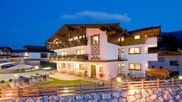 Fachada del alojamiento - Noche