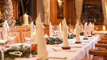 Se sirven almuerzos, cenas y cocina regional