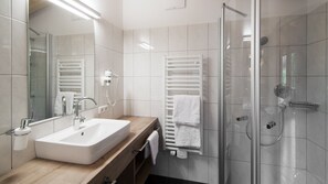 Douche, articles de toilette (gratuits), séchoir à cheveux