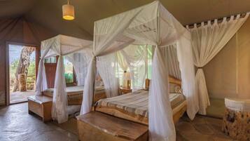 Escritorio y ropa de cama