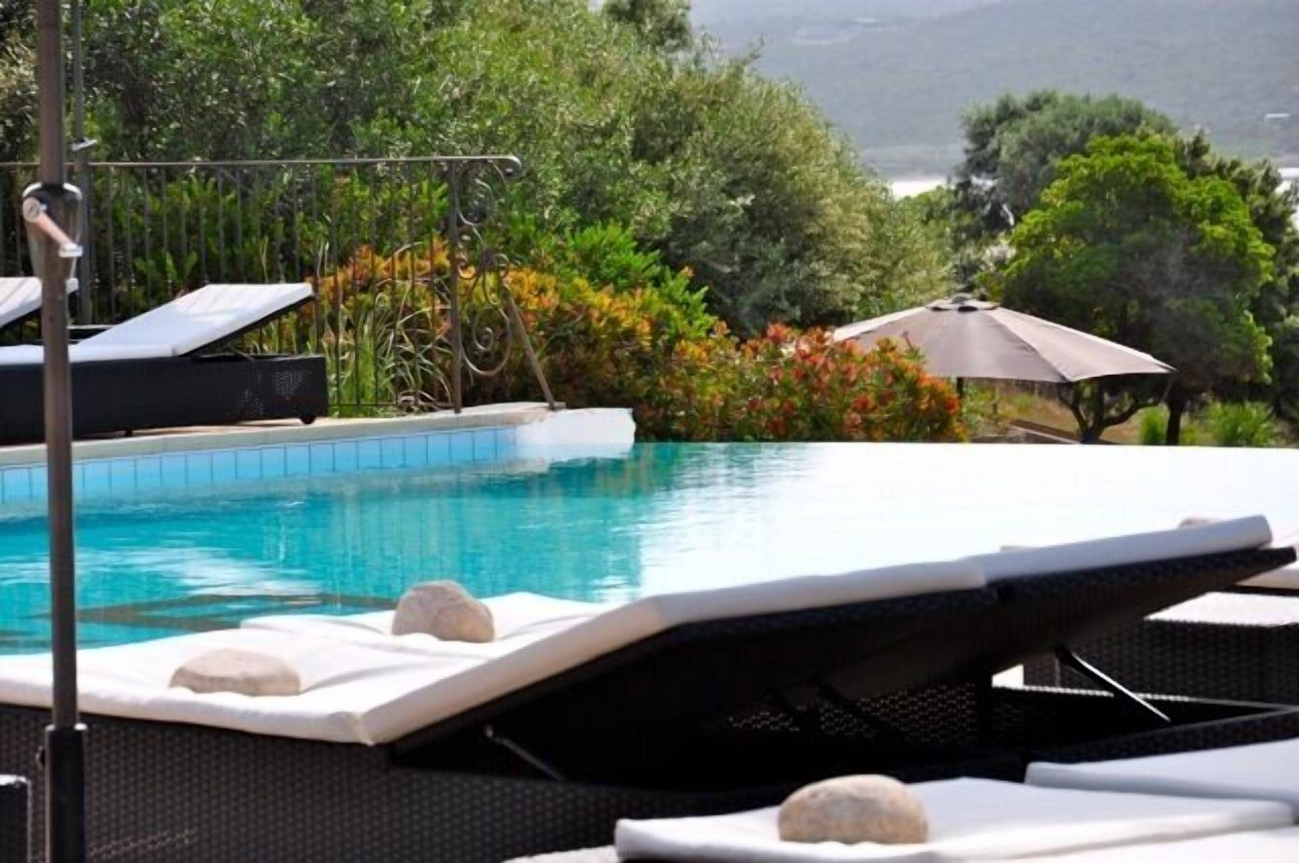 2 outdoor pools, pool loungers