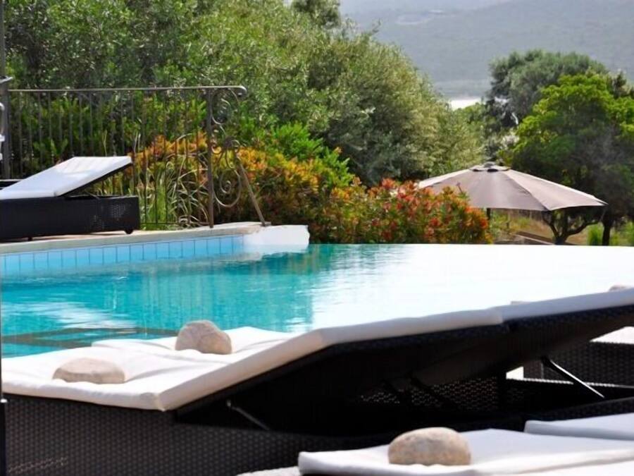 2 outdoor pools, sun loungers